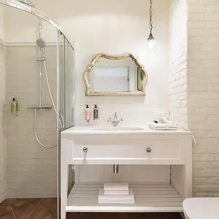 Rent Like X Deo Plaza - Old Town